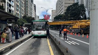 北市吊車吊臂突揮中公車　10乘客驚逃
