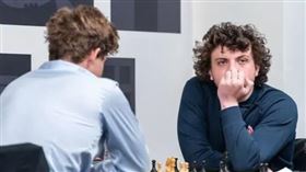 ▲天才棋手尼曼在國際象棋辛克菲爾德盃中打敗西洋棋世界冠軍卡爾森，但有傳聞尼曼是使用「智能肛珠」作弊才能贏得比賽。（翻攝自Saint Louis Chess Club）

