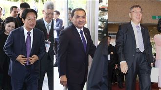 賴打頭陣抵辯論會場　深藍西裝配紫色領帶