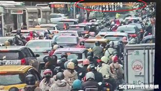 起重機吊臂掃中公車　乘客驚慌奔逃畫面曝