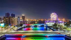 張惠妹高雄開唱應援燈光秀高雄市政府運用愛河智慧燈光系統打造限定應援燈光，今晚開始點亮象徵每場演出活動的代表色。圖為歌手張惠妹演唱會代表色迷幻紫和平權彩虹光效。（高雄市文化局提供）中央社記者林巧璉傳真  112年3月29日