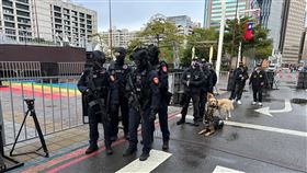 台北跨年晚會將登場  警方規劃維安措施（1）「2024台北最High新年城」跨年晚會31日登場，轄區台北市警察局信義分局30日召開記者會表示，跨年晚會舉辦期間，將結合台北市刑大特勤中隊及新北市警察局警犬隊，針對主舞台及鄰近重要建設周邊提前偵蒐清查，防任何違禁物品進會場。中央社記者劉建邦攝  112年12月30日