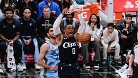 ▲哈登（James Harden）和威斯布魯克（Russell Westbrook）上演「空中接力」。（圖／翻攝自快艇推特）