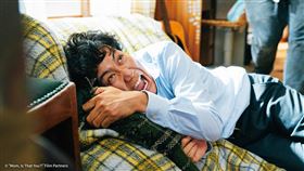 大泉洋在《日安，我的母親》太常癱軟在沙發上，讓對戲的吉永小百合忍不住觀察起其臀部線條。（圖／原創娛樂提供）