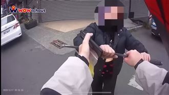 婦車禍不滿報警　鐵條追打騎士飆罵三字經