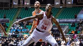 鋼鐵人塔壁與領航猿伯朗在籃下卡位。（圖／PLG聯盟提供）