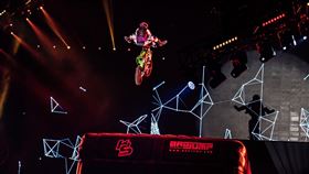 「光影魔幻馬戲團」極限越野機車騎進小巨蛋。（圖／寬宏藝術提供）