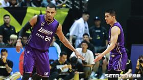 ▲新北國王迎戰新竹御頂攻城獅，艾夫伯和高國豪擊掌。（圖／記者劉彥池攝影）