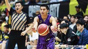 ▲新北國王迎戰新竹御頂攻城獅，高國豪發邊線球。（圖／記者劉彥池攝影）