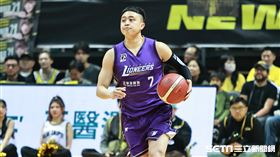 ▲新北國王迎戰新竹御頂攻城獅，曾柏喻帶球過半場。（圖／記者劉彥池攝影）