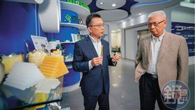 蕭錦聰（右）48年前創立德淵，生產3秒膠、熱熔膠等接著劑，兒子蕭向志（左）4年前接任董座。（圖／鏡週刊）