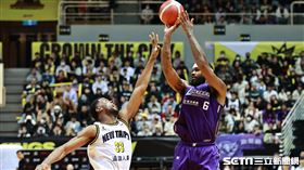 ▲新北國王迎戰新竹御頂攻城獅，克拉投進中距離。（圖／記者劉彥池攝影）