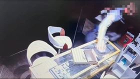 北市信義區發生搶案，王男、洪男行搶RM價值1180萬的名錶。（圖／翻攝畫面）