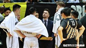 ▲新北國王迎戰新竹御頂攻城獅，新北國王總教練萊恩喊暫停。（圖／記者劉彥池攝影）