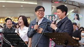 北上輔選小雞！陳其邁西門町高歌《紅豆》大走音　笑逼粉絲：影片刪掉　（圖／翻攝自林昶佐臉書）