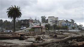 ▲美國西部海岸昨天遭到巨浪襲擊。（圖／美聯社／達志影像）