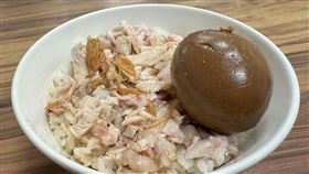 ▲日本人來台吃雞肉飯加滷蛋！介紹「台灣的親子丼」　網笑翻：是親戚丼（圖／翻攝自紅毛の健X）

