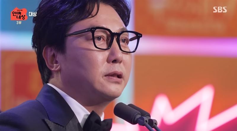 打敗《RM》奪大賞！卓在勳上台激動爆哭