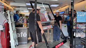 信義區萊爾富拆門。（圖／萊爾富提供）