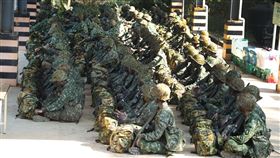 義務役新兵實施各項實況演練。（圖記者邱榮吉攝影）