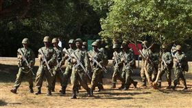 義務役新兵實施各項實況演練。（圖記者邱榮吉攝影）