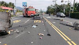 台東台9線太麻里鄉香蘭路段今早8時許發生一起重大車禍，黃姓女子開車追撞前方同向的御要左轉的小貨車，導致小貨車失控翻覆、解體
