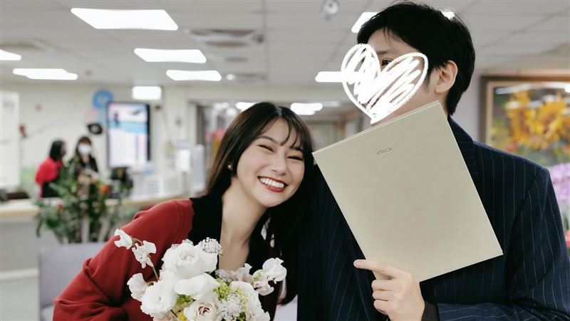 恭喜YTR瘋女人結婚！嫁交往1年男友甜告白