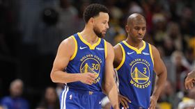 ▲保羅（Chris Paul）重返先發聯手柯瑞（Stephen Curry）飆進12顆三分球。（圖／美聯社／達志影像）