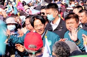 賴清德桃園參香祈福  支持群眾夾道歡