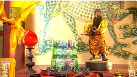 ▲彈珠汽水當作供品。（圖／寶島神很大）