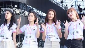 《炸裂吧！女孩》草莓（右起）、各務禮美奈、以恩、宋婉卉到台中跨年（圖／記者鄭孟晃攝）