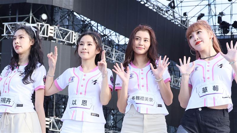 《炸裂吧！女孩》現身台中跨年　4女超甜