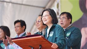 蔡英文總統今（31）日與台南市長黃偉哲、立委郭國文、民進黨不分區立委候選人沈伯洋、王義川、黃真瑋及地方黨公職至麻豆文衡殿參香祈福。（圖／民進黨提供)