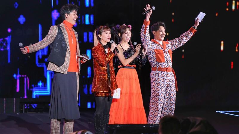 元旦演藝圈第一對戀人　LuLu答應和他生子