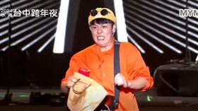 芒果醬在台上放送好禮