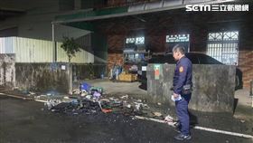 高雄1名屋主在自家門口燃燒廢棄物，還阻擋消防隊滅火遭逮。（圖／翻攝畫面）