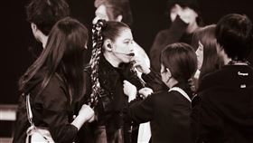 徐若瑄登日本紅白，黑色餅乾合體口袋餅乾。（圖／威威巖 提供）