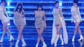 ▲《第74屆NHK紅白歌唱大賽》，SEVENTEEN、LE SSERAFIM、NewJeans、Stray Kids、MISAMO。（圖／翻攝自NHK）