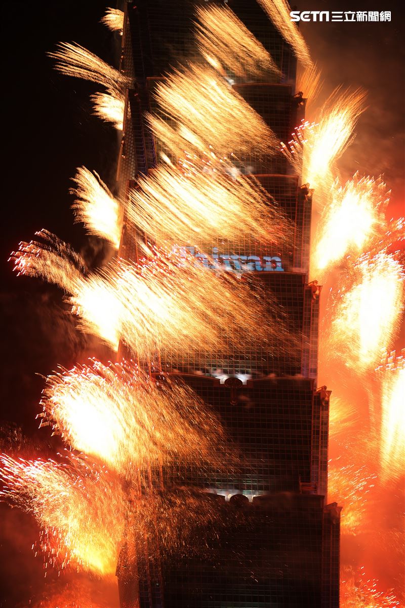 2024台北101跨年煙火。（圖/記者邱榮吉攝影）