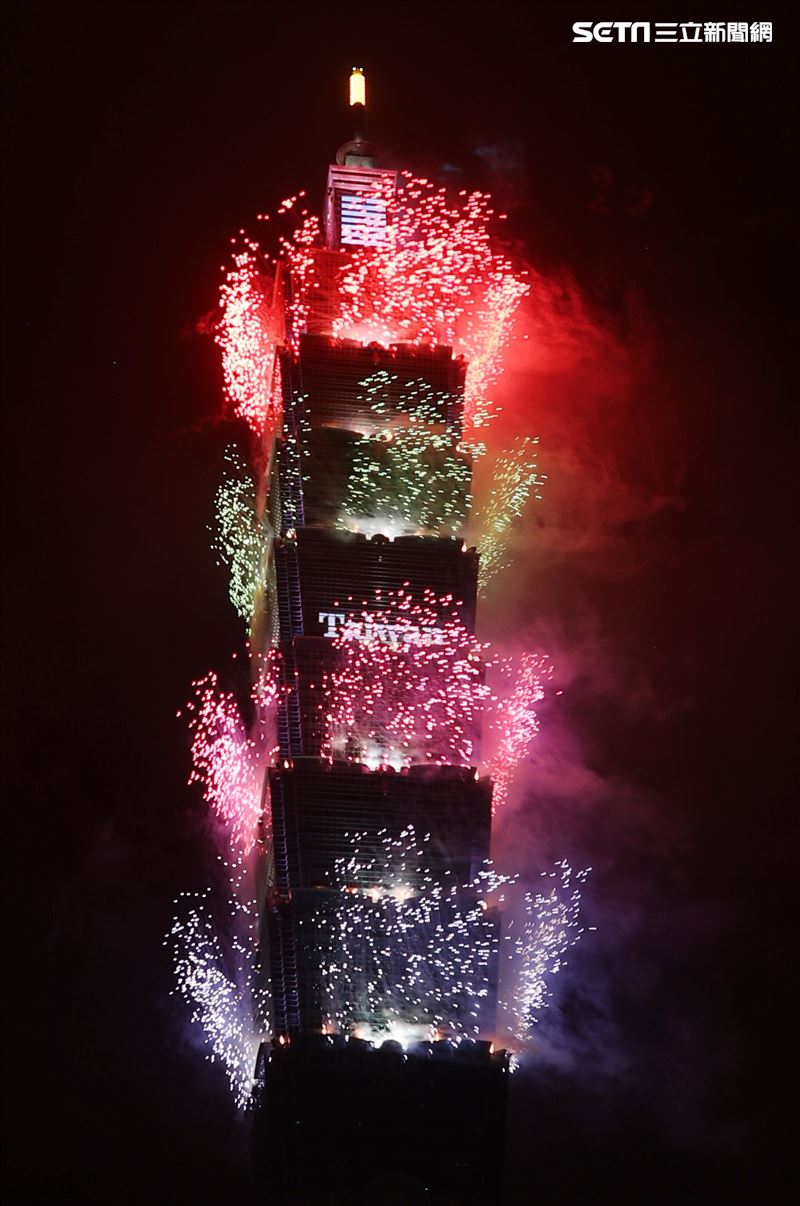 2024台北101跨年煙火。（圖/記者邱榮吉攝影）
