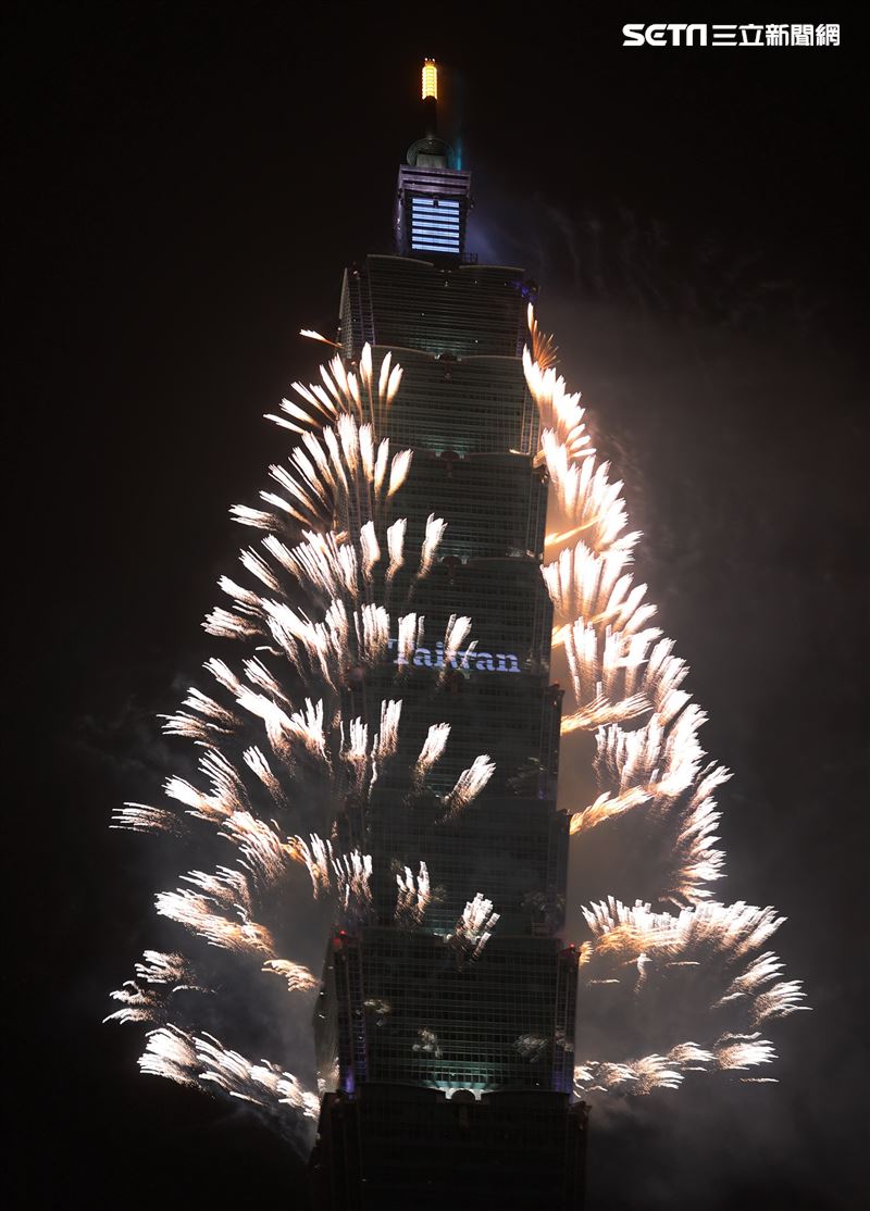 2024台北101跨年煙火。（圖/記者邱榮吉攝影）