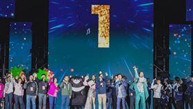 陳其邁現身高雄跨年晚會  陪民眾倒數跨年2024高雄跨年晚會12月31日晚間在高雄時代大道舉行，最後倒數時刻，高雄市長陳其邁（中）戴著黃色小鴨髮箍俏皮亮相，與現場民眾一起開心倒數迎接新年。（高雄市政府提供）中央社記者蔡孟妤傳真  113年1月1日