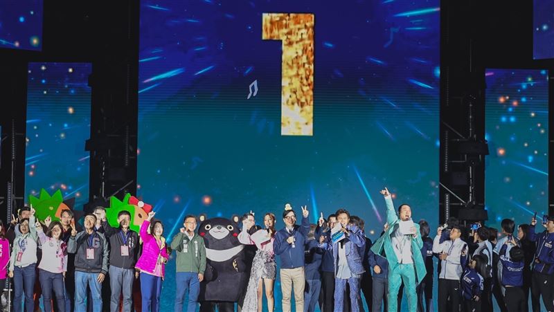 高雄跨年湧34萬人次　邁戴黃色小鴨迎新年