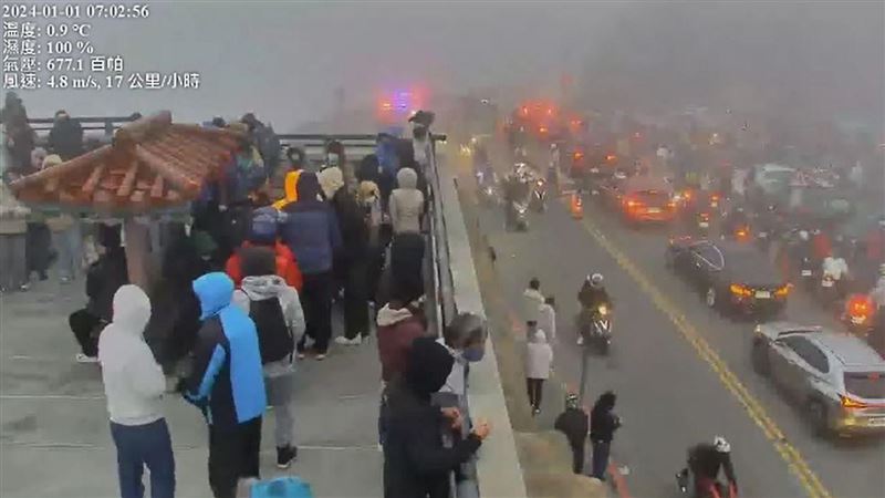 擠爆！合歡山宛如菜市場　追日不成變觀霧