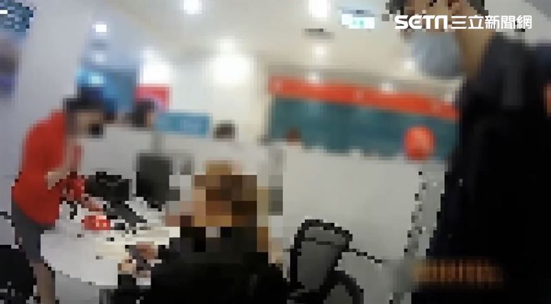 警方到場釐清事發經過。(圖/翻攝畫面)