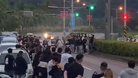 花蓮台11線鹽寮段、台9線鳳林段，昨天清晨出現黑衣人封路飆車離譜事件