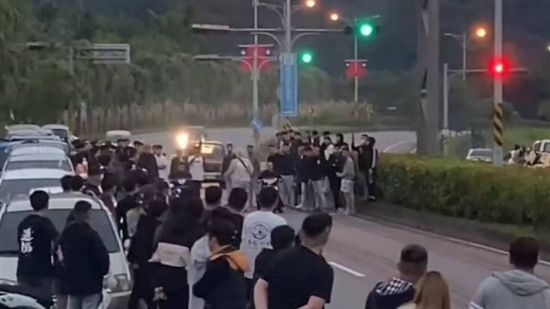 黑衣人揪團赴花蓮　跨年連假囂張封路飆車