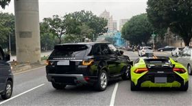 北市環河北路三段昨天下午發生一起車禍，一輛黑色路虎休旅車疑因切換車道不慎，擦撞上一輛綠色的藍寶堅尼超跑，兩車停在路中等待警方處理事故，引起路人側目