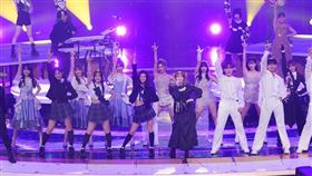  YOASOBI嗨唱時一旁的伴舞團全部是日韓當紅偶像。（圖／翻攝自紅白歌合戰官方X）