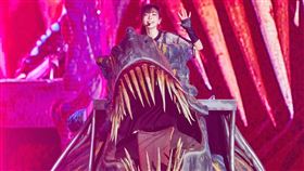 謝金燕登上高雄跨年晚會演出，在台上換裝、造型多變。（圖／翻攝自JeannieHsieh謝金燕___bbb粉專）

